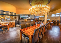 Eleganter Innenraum mit Kronleuchter und Bar