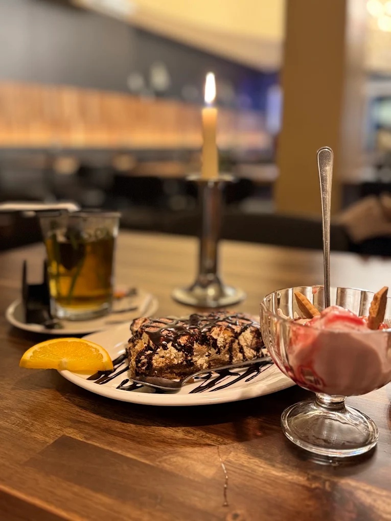 Hausgemachtes Tiramisù und Eis bei Kerzenschein